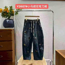 2026春季 韩版宽松复古减龄小马刺绣牛仔弯刀裤百搭休闲裤女Y2607