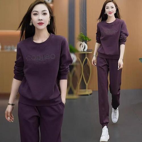 Early autumn sporty two-piece set for women: stylish travel-ready outfit featuring a crew-neck casual sweatshirt perfect for spring and fall runs.