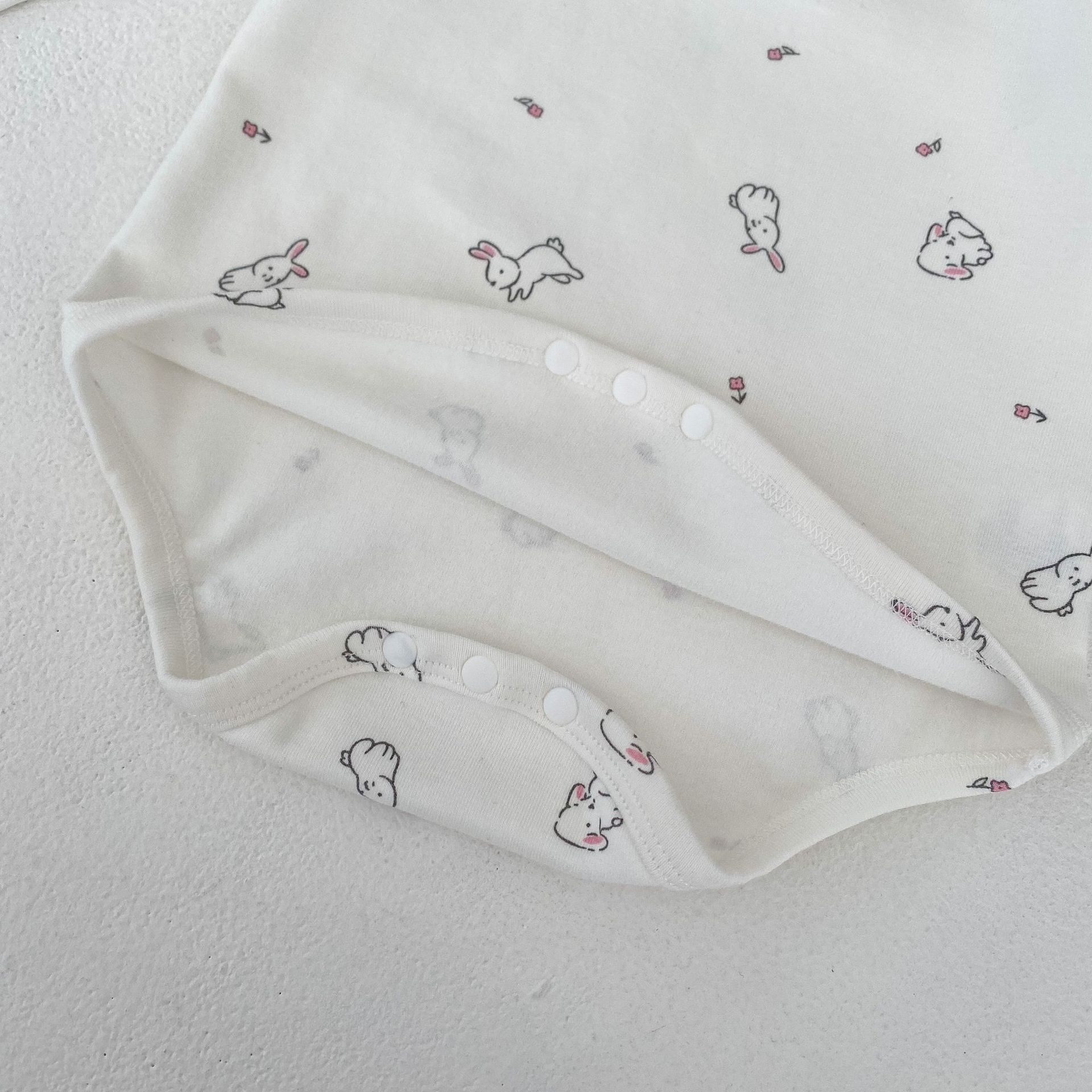 2024 Frühling 0-3 Jahre alte weibliche Baby gedruckt kleine fliegende lange Ärmel Ha Taschen Hintern Overall Crawler Kleidung_voghion.com