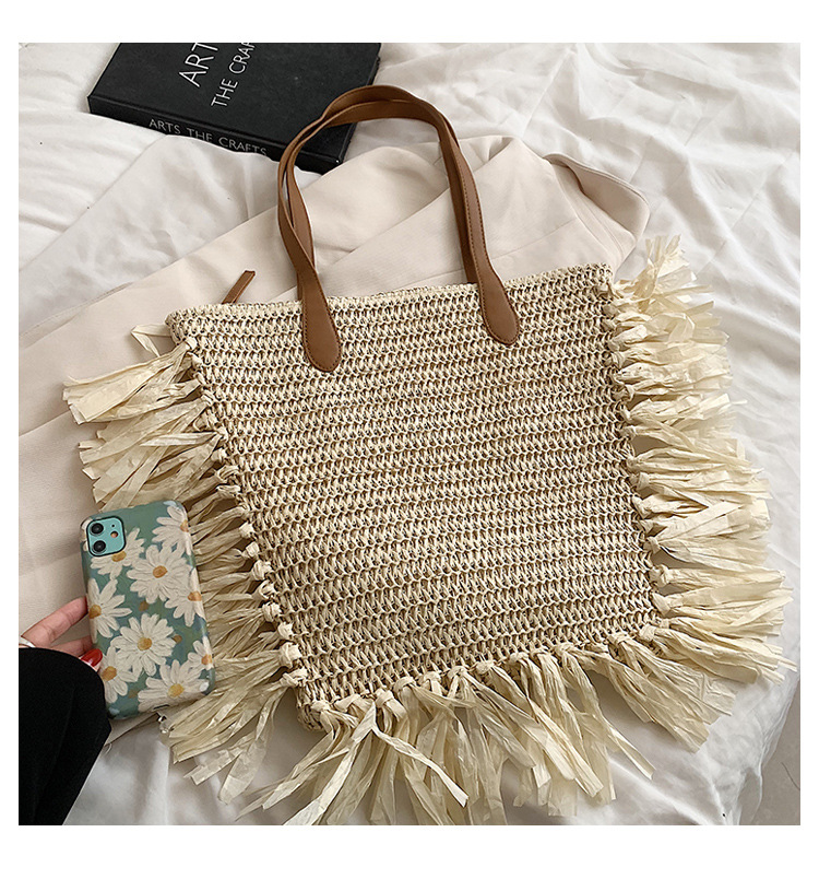 2022 Summer Stylish Tassel Large Capacity One-shoulder Portable Bucket Weaving Bag display picture 2