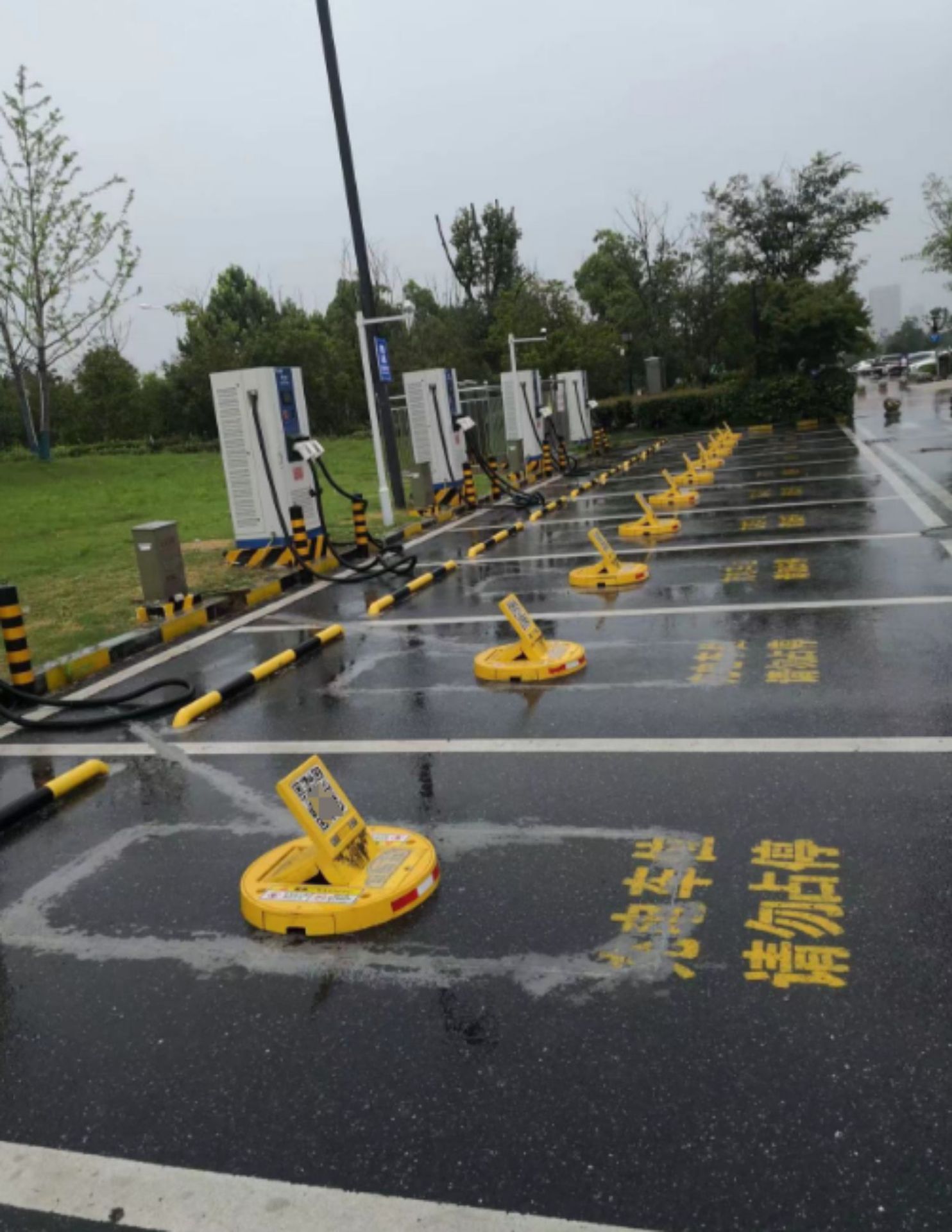 Charging pile intelligent ground lock new energy license plate recognition machine anti-fuel vehicle occupancy scanning code charging shared parking lock