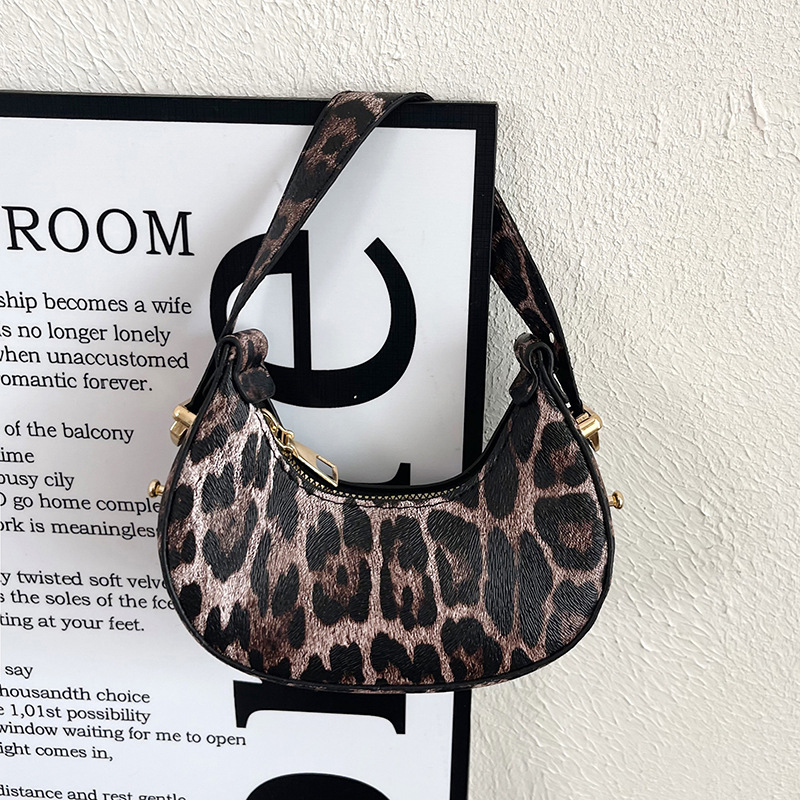 Bolso pequeño para mujeres 2026 nuevo nicho de diseño de tendencia de verano personalidad moda moda moda popular bolso de media luna de hombro bolso axilar
