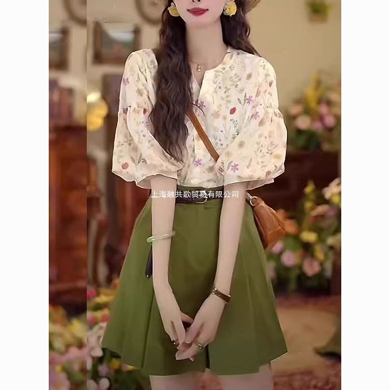 Trendy puff-sleeved shirt paired with shorts, a new summer style Hong Kong retro chic and petite-looking suit.