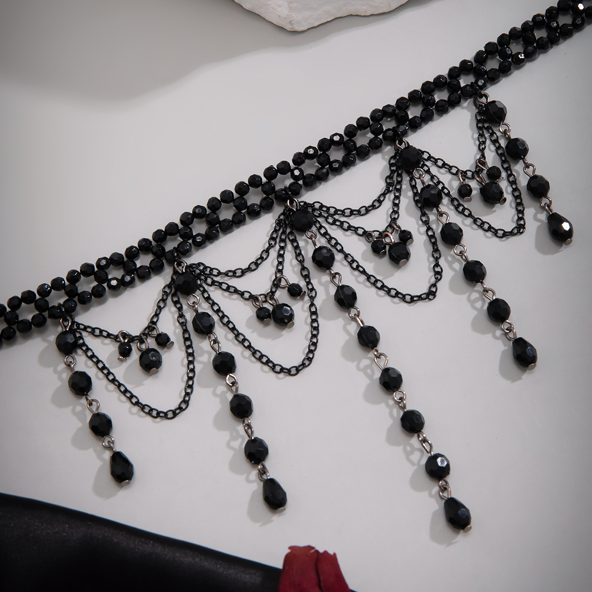 Girocollo goth con perline e frange a goccia di cristallo rosso_voghion.com