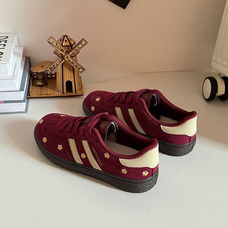 Flores bordadas de zapatos de mujer de otoño 2025 nuevo estilo europeo estación universal zapatos casuales americanos retro Gump skate