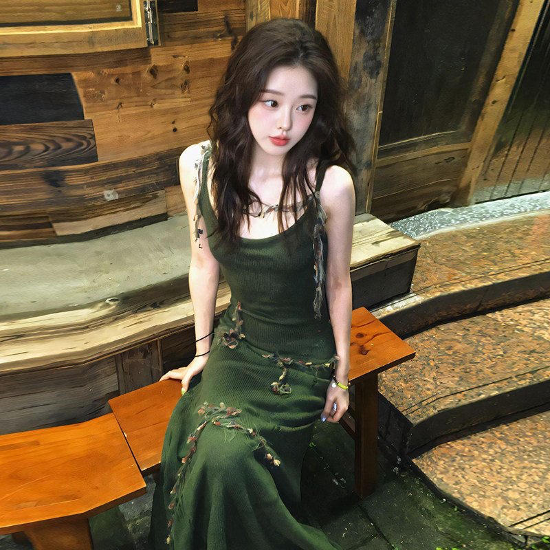 French-Style Elegant Green Spaghetti Strap Dress for Women, Early Spring New Design for Petite Figures, Unique Sleeveless Long Dress French-Style Elegant Green Spaghetti Strap Dress for Women, Early Spring New Design for Petite Figures, Unique Sleeveless Long Dress