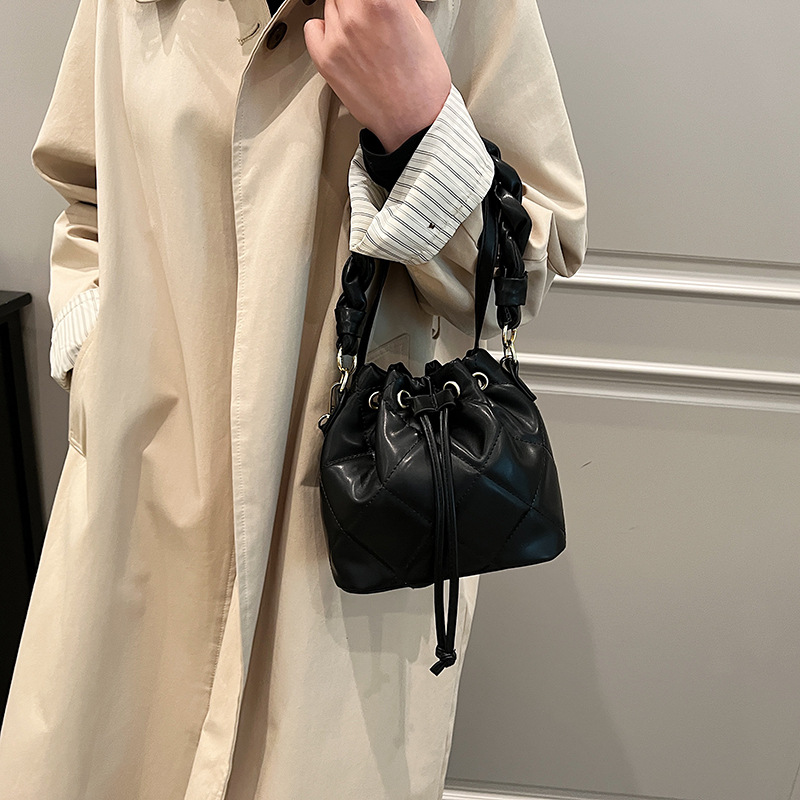 2024 primavera nueva textura de alta calidad de gran capacidad de extracción de cinturón de diamante estilo simple retro bolso de mujer de cubo de aire