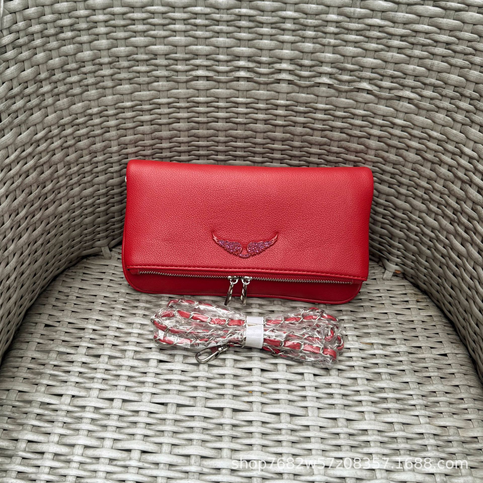 Bolso de hombro con diseño de alas e impresión de letras, cadena incluida