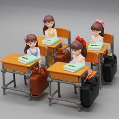 ミニチュアのままごとのミニチュアの机のかばんの椅子の幼稚園の教室のシーンをシミュレーションして道具を組み合わせます。