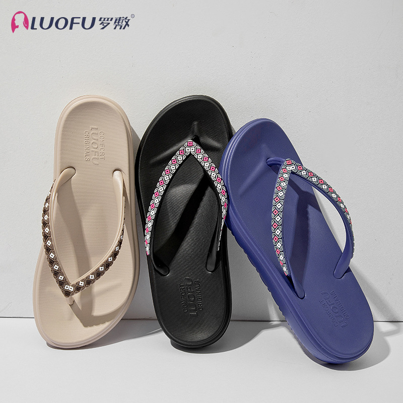 Chanclas de suela gruesa de diamantes de imitación para mujer en verano 2025 nueva moda realce sandalias y zapatillas antideslizantes de vacaciones en la playa