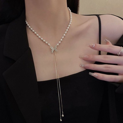 Collana minimalista con farfalla di perla stile lusso donna_voghion.com