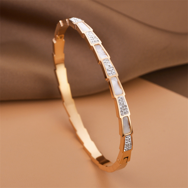 Pulsera de titanio y acero para mujer, diseño moderno y sencillo, pulsera de lujo que no se desvanece, venta al por mayor en stock.