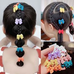 子供の髪ひもは髪の輪ゴムを結びます。髪飾りの輪を傷つけません。