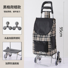 買い物をして野菜を買って車を引っ張る家庭用のショッピングカートを買って車を引っ張る