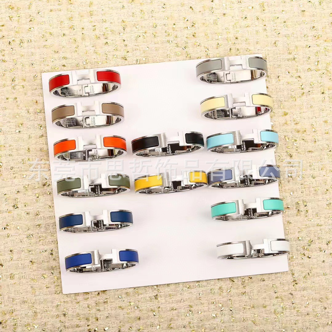 Fábrica directa europea y americana esmalte negro Guerrero pulsera fábrica al por mayor titanio acero Pulsera original diseño luz lujo accesorios femeninos