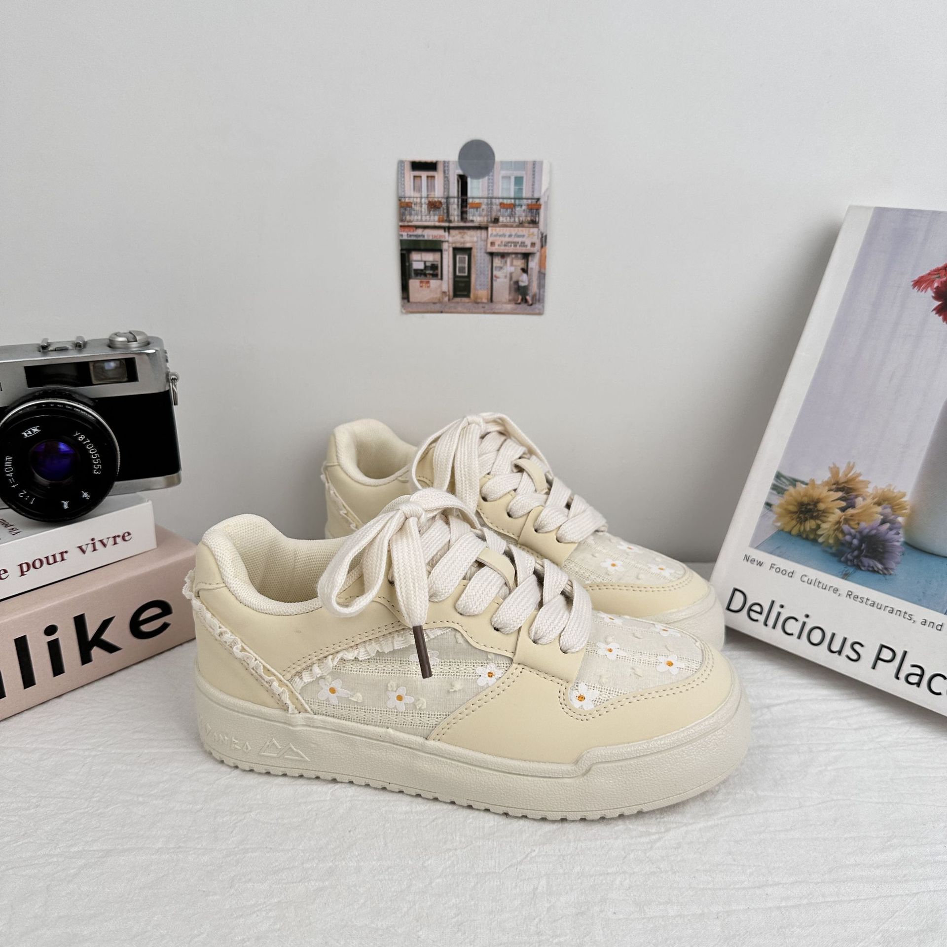 Yuanbo ins viento zapatos de madera de mujer 2025 verano nuevo borde de encaje pequeño fresco y transpirable zapatos blancos