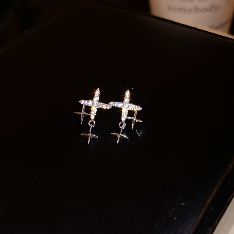 Aguja de plata, circón, diamantes, pendientes geométricos, lujo ligero, pendientes simples, de alta gama, pendientes, temperamento, pendientes de todo fósforo, mujeres al por mayor