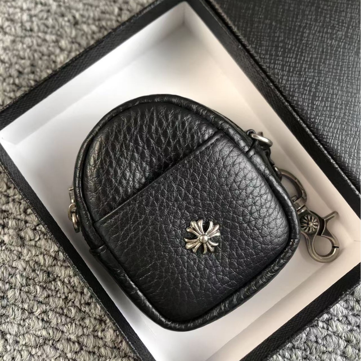 Cross-border genuine leather neckband earphone bag, cross-shaped lipstick bag, small AirPods storage bag, fashionable and trendy for men and women.