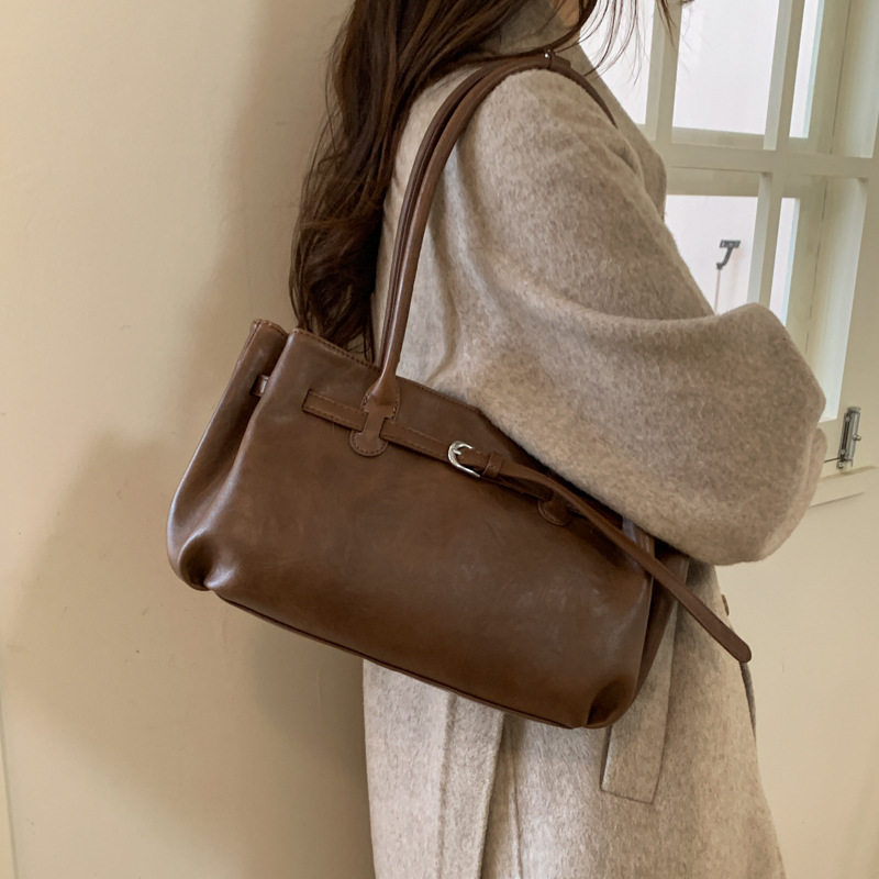 Bolsa de gran capacidad para mujeres otoño y invierno 2025, nuevo estilo coreano de moda retro bolso de hombro para llevar a cabo el trabajo.