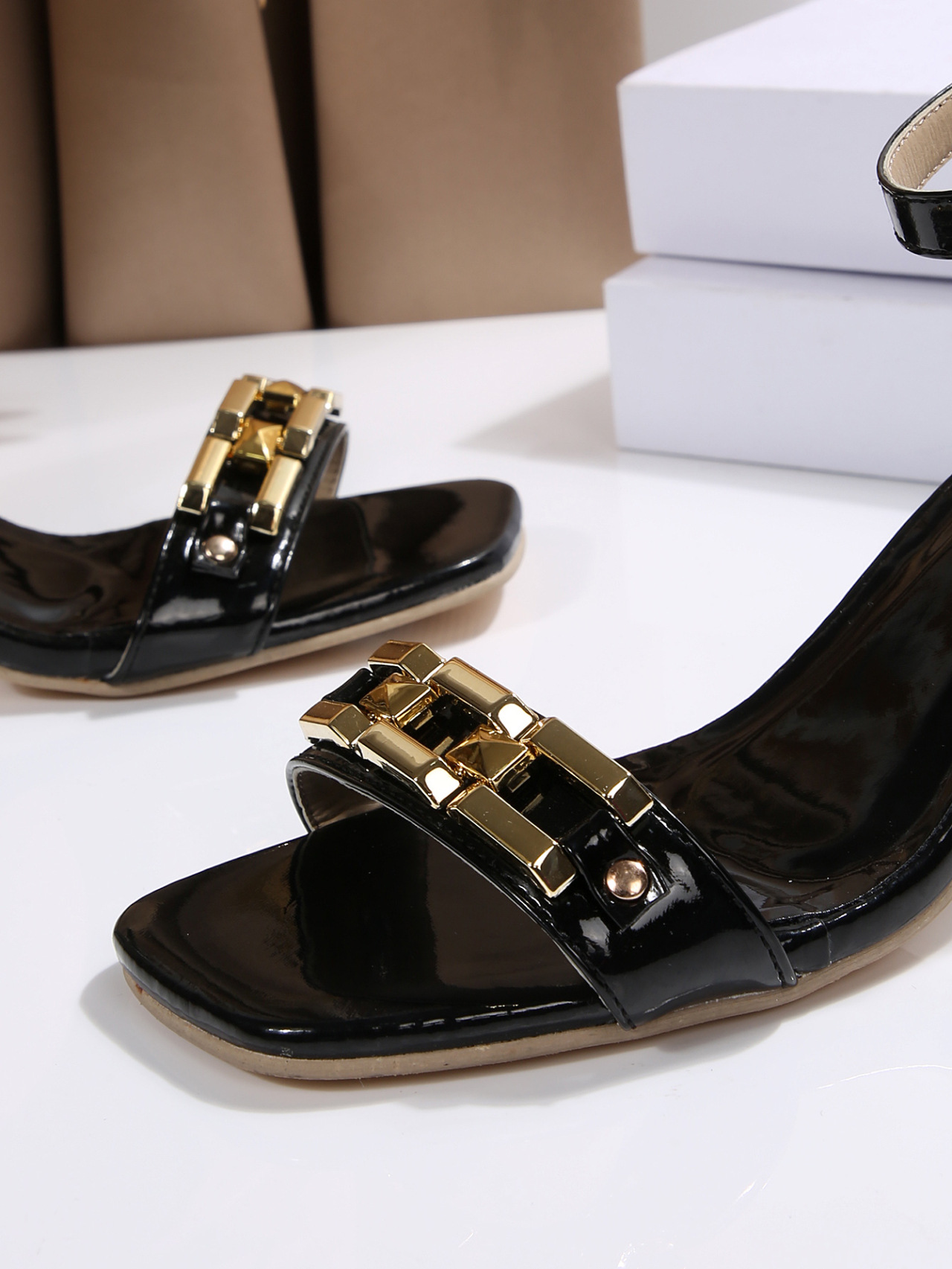 Sandali con tacco da donna chic punta quadrata con catena_voghion.com