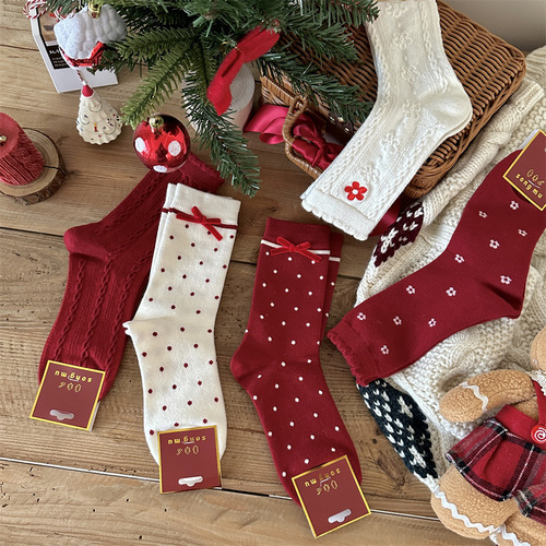 Red polka dot knee-high socks with bow ties for winter, suitable for both boys and girls, versatile and festive, perfect for autumn and winter.