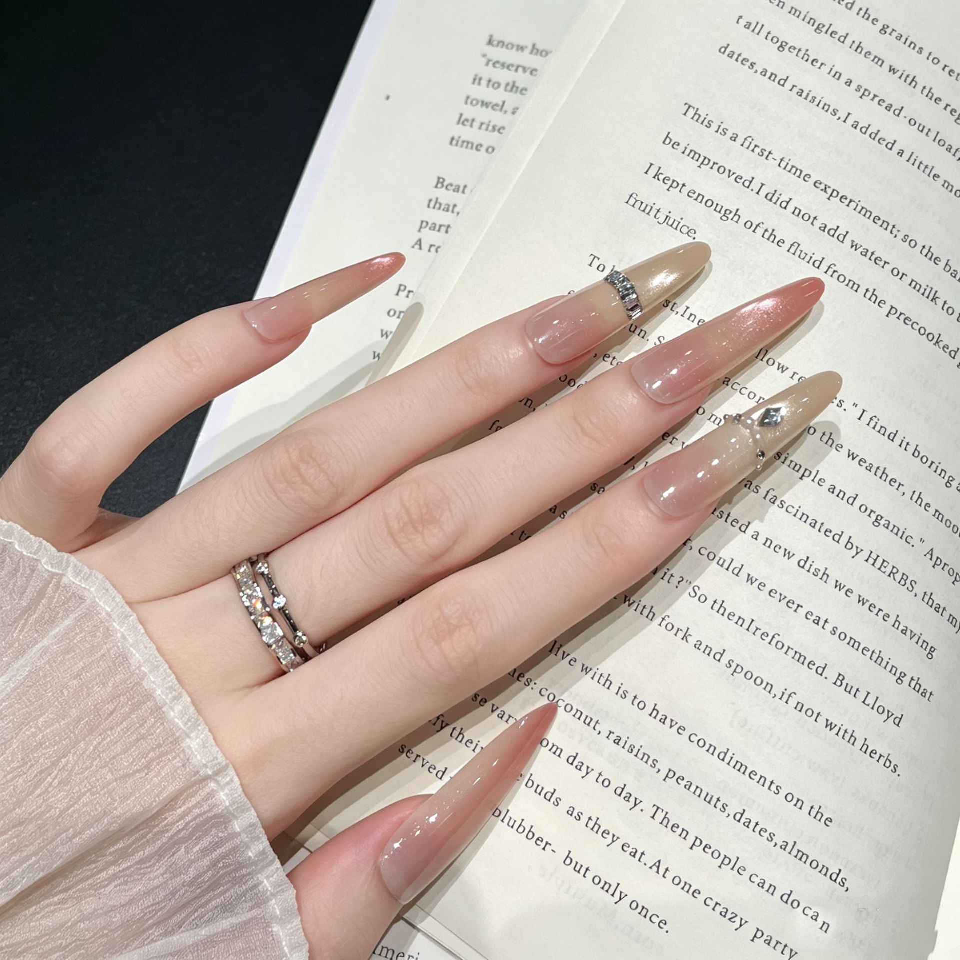 Uñas postizas francesas con diseño floral dorado, estilo ojo de gato, cortas y desmontables, producto de alta gama para arte de uñas 2026.