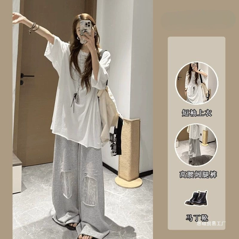 Женский летний костюм 2025 в корейском стиле: омолаживающий свободный топ с коротким рукавом и ажурным дизайном, широкие брюки — комплект из двух предметов для женщин