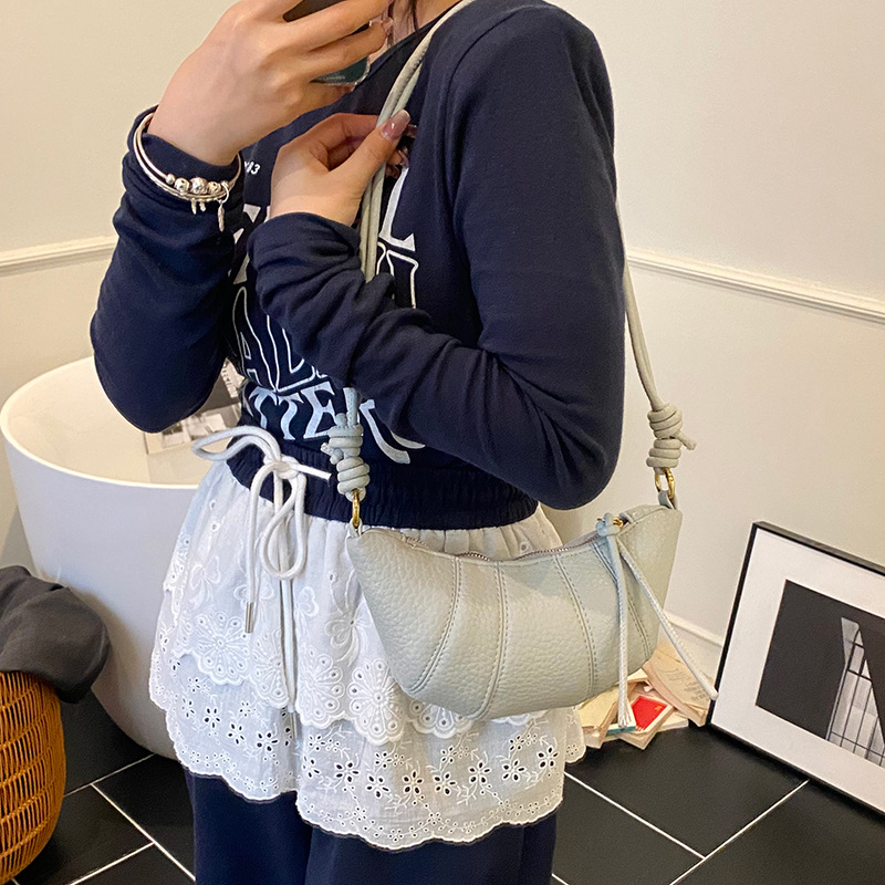 Bolso de cuerno de nicho francés 2025 nuevo bolso de axila bolso de bola de masa de moda bolso de mensajero de hombro simple de todo fósforo