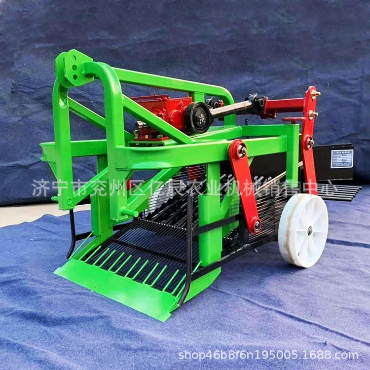 双震动筛花生收获机抖土干净花生平铺摆放四轮车带花生收获机