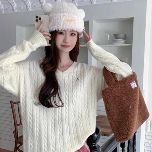 Soft, loose and warm top for autumn and winter in a new style of Korean fashion. The scarf is gentle and the V-neck sweater is made of hemp. 