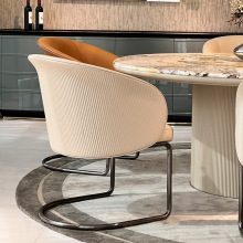 现代真皮餐椅家用高级感设计师洽谈椅意式创意豪华不锈钢靠背椅