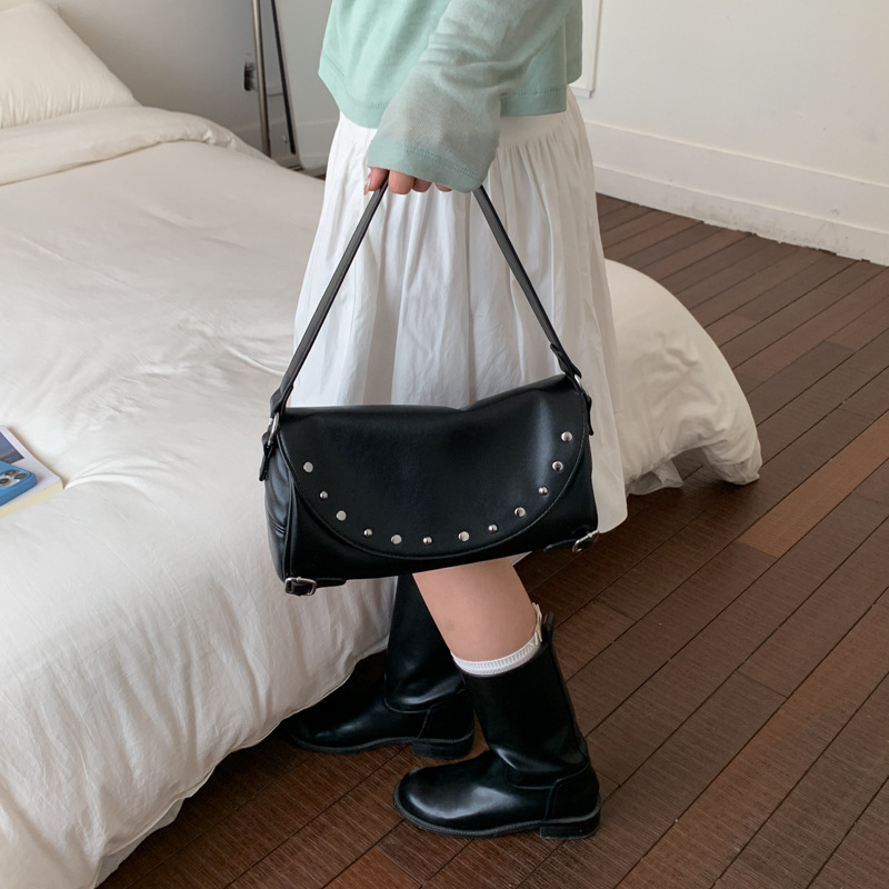 Texturas de moda primavera y verano retro bolsas de brazo 2026 nuevo estilo de este año popular remaches de hombro bolsas de tramo inclinadas