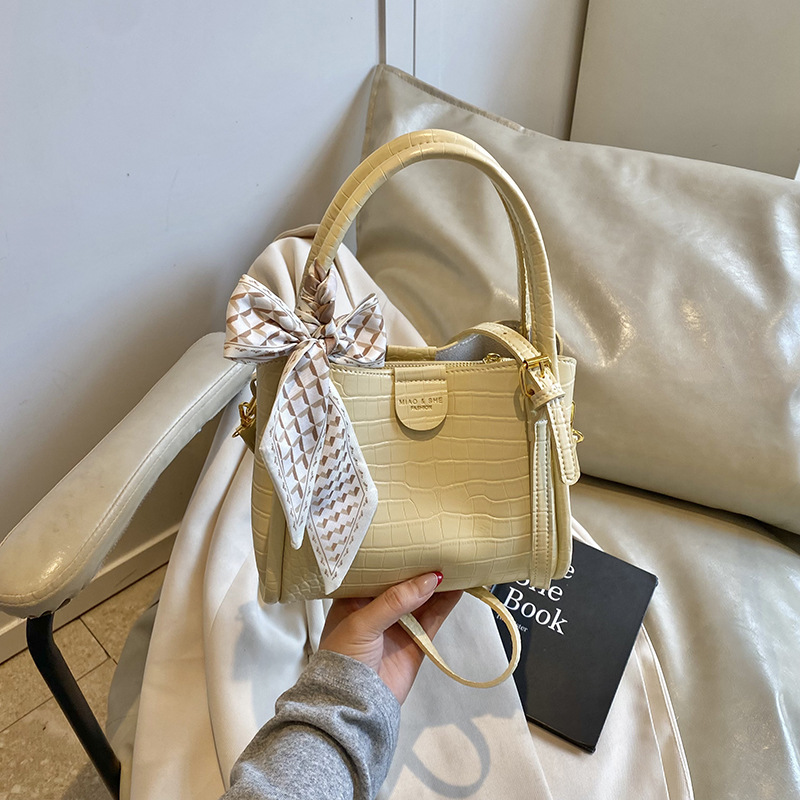 Bolso de mano de canasta de verduras de alta gama de nicho para mujer 2025 nuevo producto de comercio exterior bolso de cubo con patrón de cocodrilo bolso de mensajero de cercanías