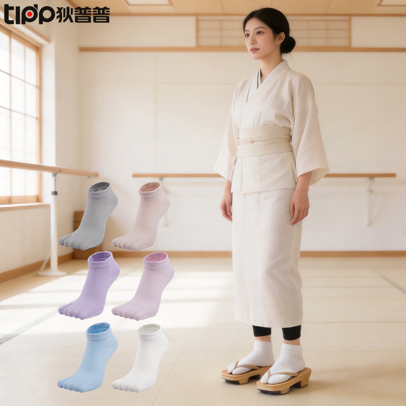 Japanese and Korean Women's Wooden Clogs, Flip-Flops, Split-Toe Yoga Socks, Non-Slip Home Use, Pilates Fitness Sports Venue Japanese and Korean Women's Wooden Clogs, Flip-Flops, Split-Toe Yoga Socks, Non-Slip Home Use, Pilates Fitness Sports Venue
