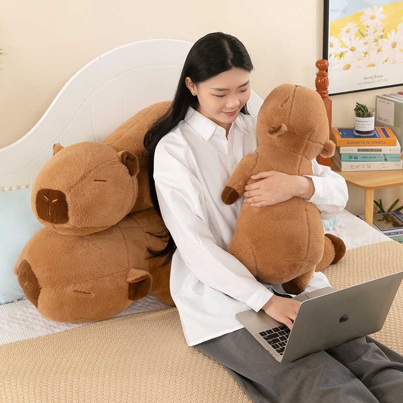 腹ばいタイプのカピバラ君のぬいぐるみのカピバラが寝ています。|undefined