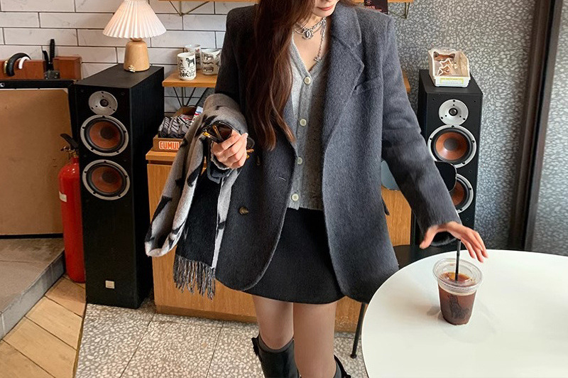 회색