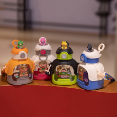 ぬいぐるみ抱っこ熊プラスチックカップかわいい子供カップ大容量カップハンドル付きストローカップ漫画クリエイティブカップ