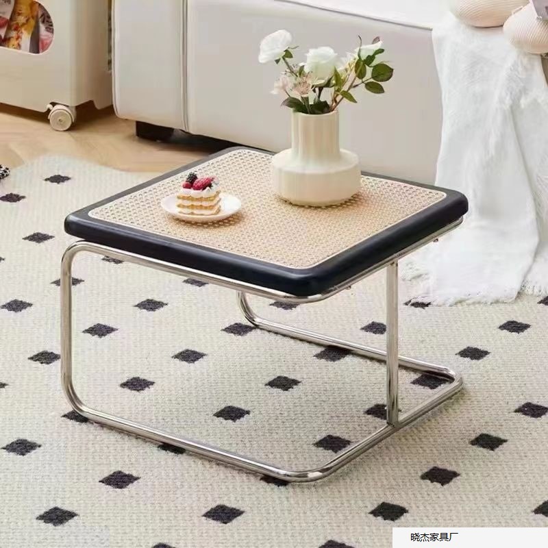 가게 주인은 Changhong Glass-Black-Small 사이드 테이블을 추천합니다.