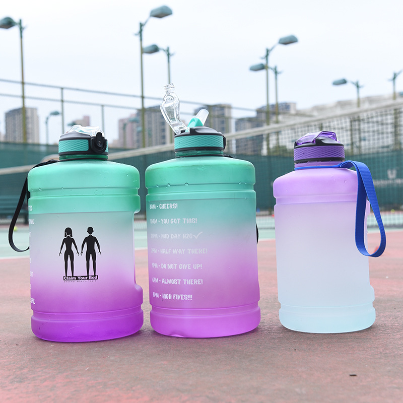 Capacidad transfronteriza deportes cubo taza portátil fitness más tamaño botella de agua con paja de plástico gradiente de color