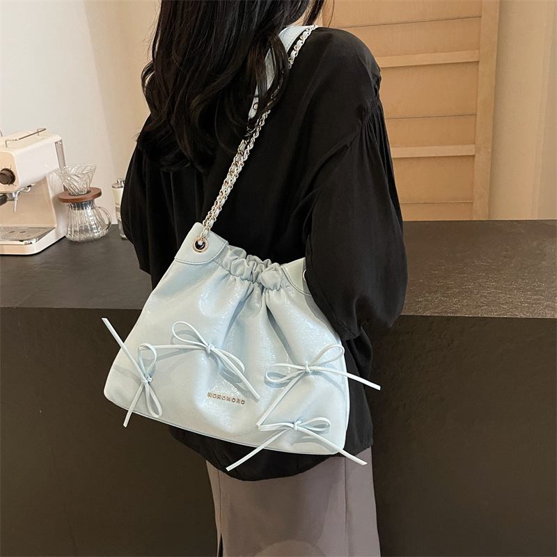 Bolsa de arco de moda explosiva para mujeres 2024 verano nuevo simple versátil bolso de brazo bolso de tendencia de viaje