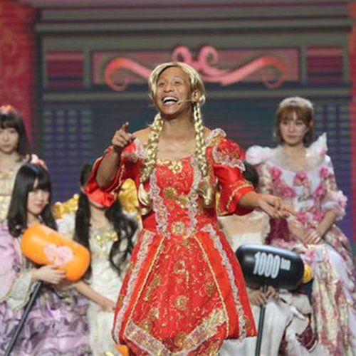 Stage comedy performance cross-dressing, wearing wigs as men dress as women, lifelike wigs, ancient costume female headpieces, co-wig show.