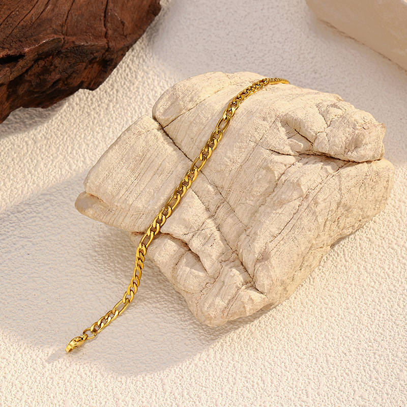 Brazalete de acero de titanio de oro transfronterizo de Europa y los Estados Unidos simple joyas de moda de mujer galvanizado 18K joyas de acero inoxidable al por mayor