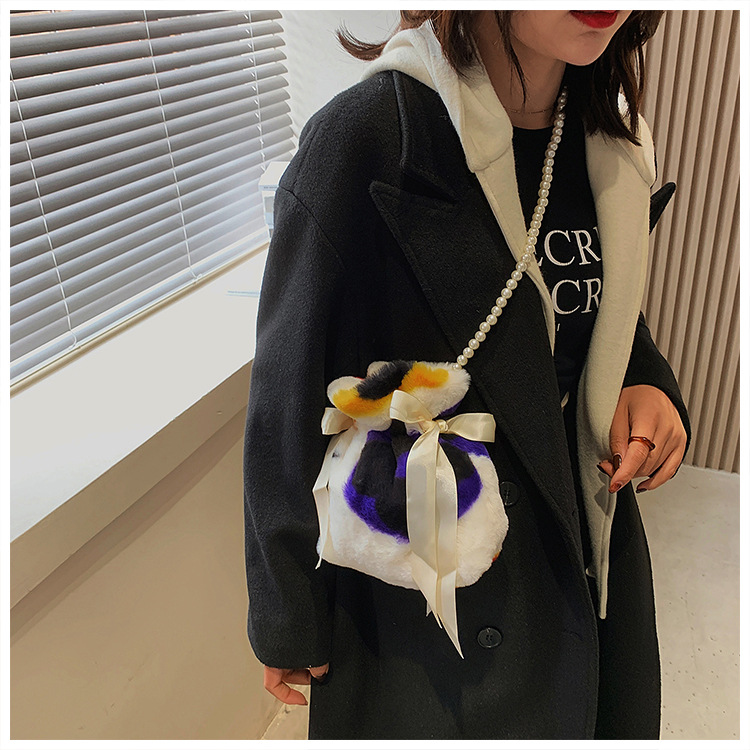 Niche Small Bag Female Bag 2021 New Fashion Plush Velvet Pearl Chain Messenger Bag display picture 3