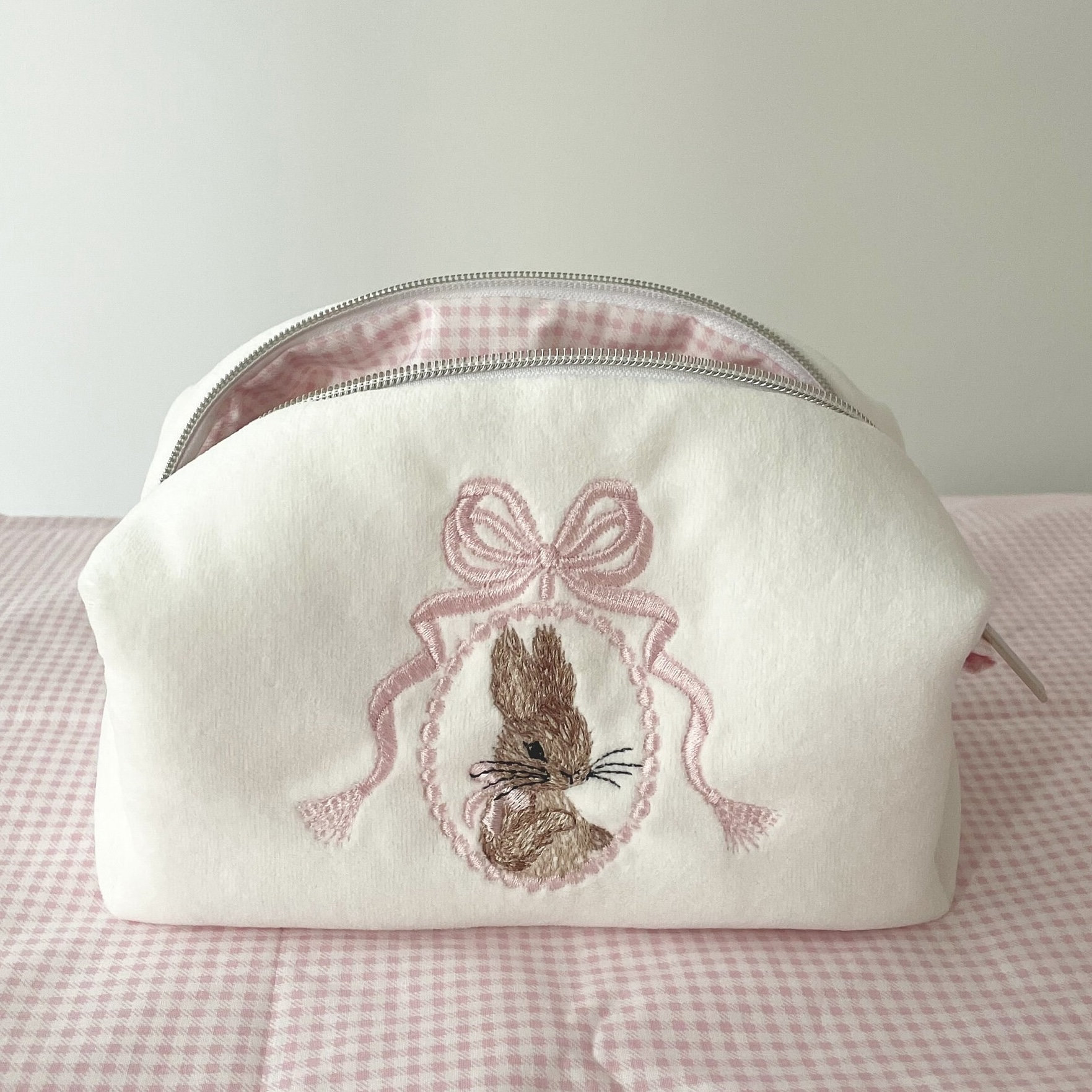 In-stock sweet girly style embroidered rabbit makeup bag, portable large-capacity toiletry storage bag, cute style, large capacity