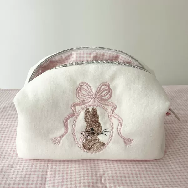 In-stock sweet girly style embroidered rabbit makeup bag, portable large-capacity toiletry storage bag, cute style, large capacity