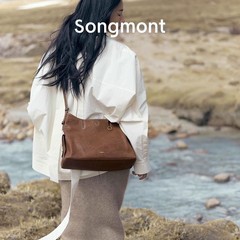 松葉杖山の下に松があります。