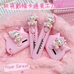 かわいいピンクの子猫の美工刀は携帯で宅配便を分解して開梱します。
