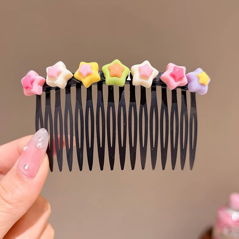 Hermosos niños tirando del cabello de la cabeza de la niña peinada de cabello de la parte posterior de la frente peinada peinada de cabello toque