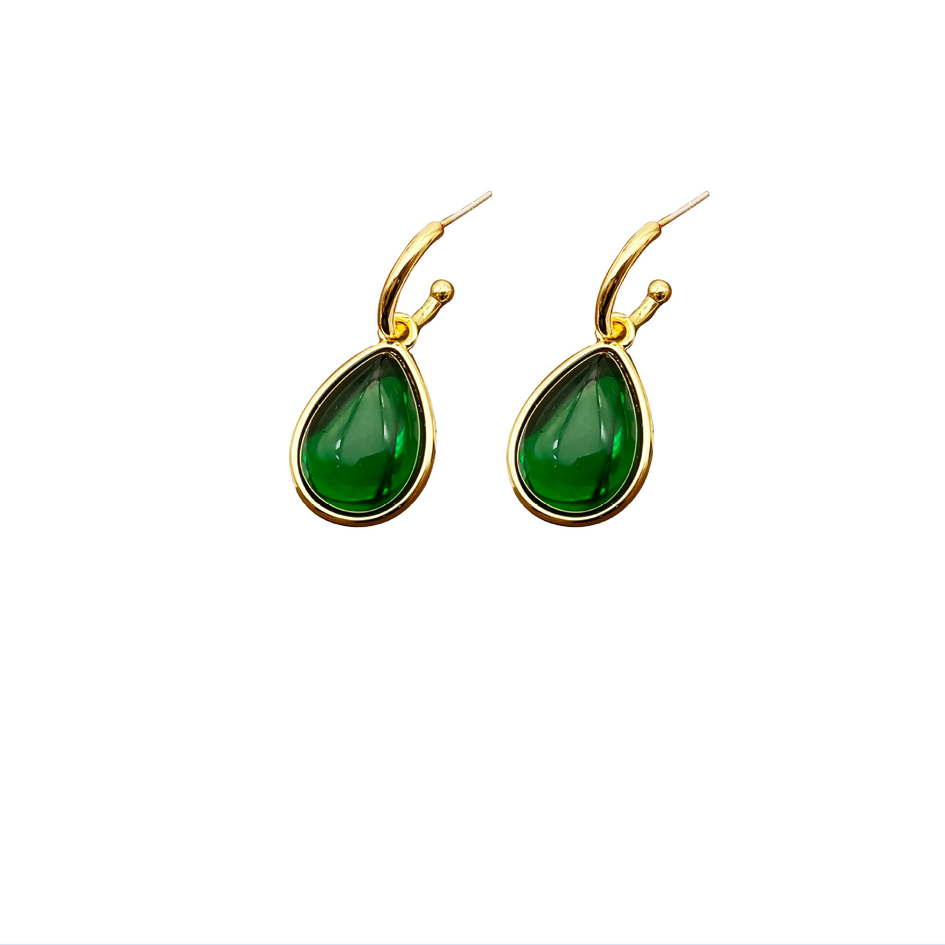 Brincos de esmeralda estilo retrô com gota d'água e estilo avó, com toque sofisticado, luxo leve e design de nicho. Brincos medievais_voghion.com