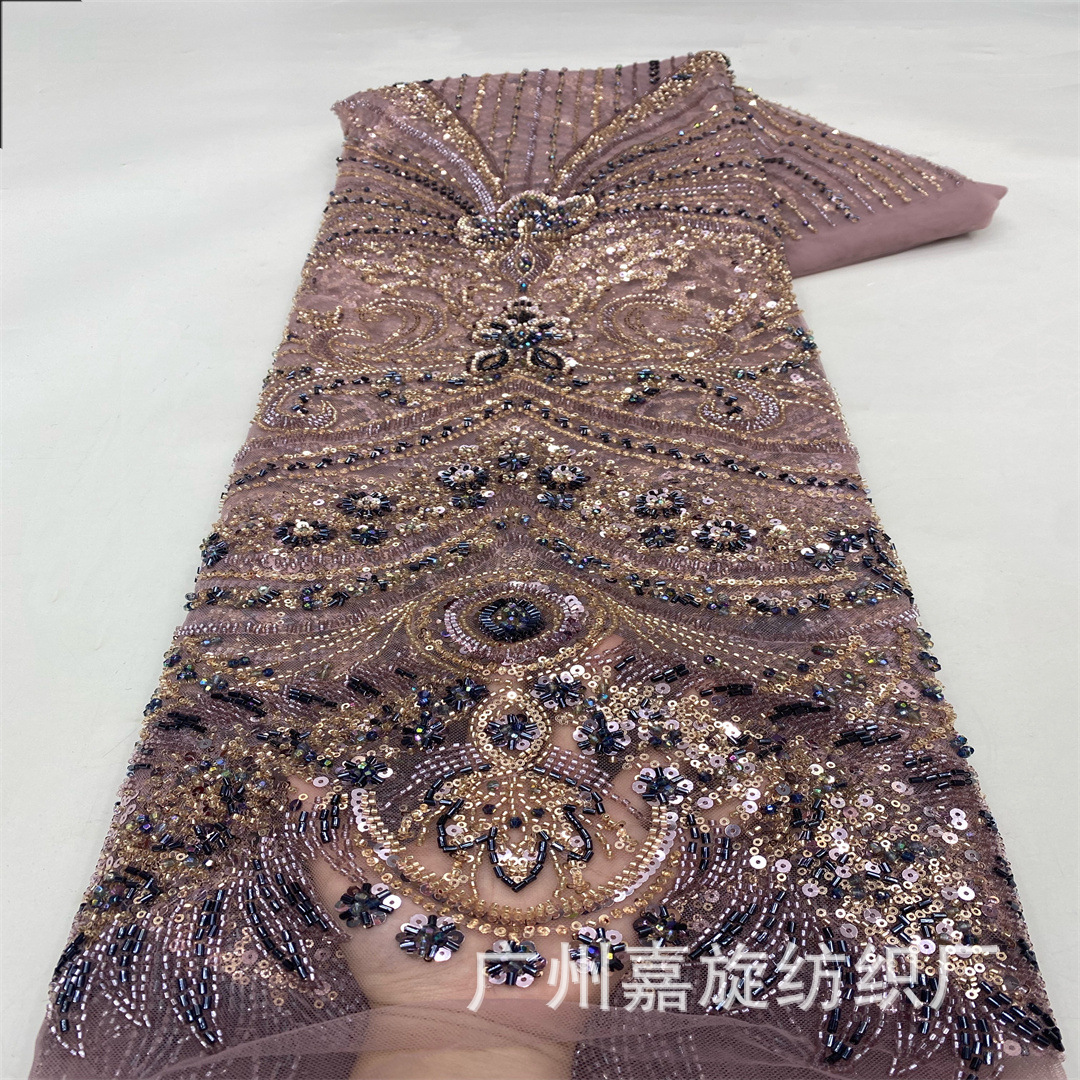 Encaje nupcial de alta calidad con adornos elaborados de pedrería de colores, lentejuelas y bordados de cuentas para vestidos de novia.